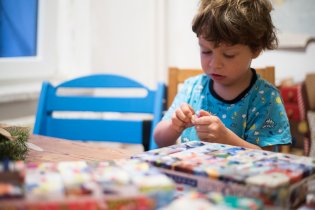 Babička si dala letos s adventními kalendáři obzvláštní práci - tolik krabiček vyrobit! A děti jsou nadšené