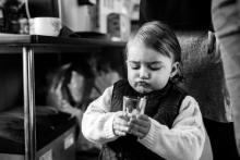 Jeden panák je dost málo, mami!