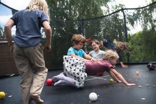Trampolína, co se na ni vejdou všechny děti!