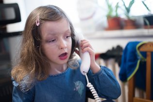 V neděli si Verunka plnila náročné svátkové  povinnosti - všichni gratulanti se ozvali přibližně ve stejnou dobu!