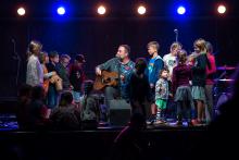 Trochu nečekaná dětská návštěva na pódiu Zdeňka Bínu potěšila