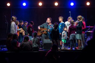 Trochu nečekaná dětská návštěva na pódiu Zdeňka Bínu potěšila