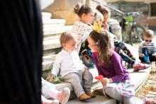 Je to pečovatelka (na dětské katechezi)