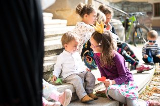 Je to pečovatelka (na dětské katechezi)