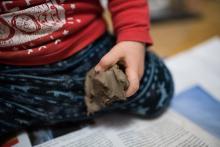 Hlína je prý moc fajn materiál k promačkávání a oďoubávání