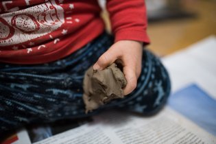 Hlína je prý moc fajn materiál k promačkávání a oďoubávání