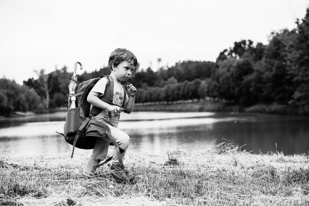 Ráďo, přenes batoh tamhle do stínu a dáme si svačinu