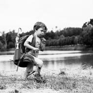 Ráďo, přenes batoh tamhle do stínu a dáme si svačinu