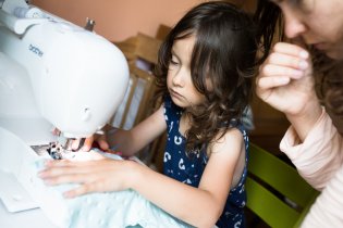 Verunka projevila přání naučit se šít na stroji - nejtěžší bylo vymyslet, jak to udělat, aby dosáhla na pedál