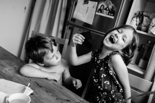 Když spolu děcka řádí, vždycky to zpočátku vypadá nevinně