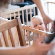 Vikoušek sleduje stříhání Radovánka s obezřetností a přemýšlí, kdy se ho podobná procedura bude taky týkat