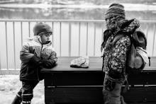 Jeden kamínek umístili na nástěnku, druhý o poznání větší a s citátem z Janova evangelia obdivovali na lavičce