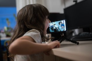 Verunka předvádí širší rodině své zuby jako noty na buben