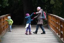 Ten můstek je fotogenický, zapózujte mi na něm, třeba tancujte