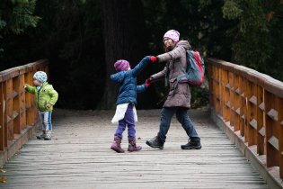 Ten můstek je fotogenický, zapózujte mi na něm, třeba tancujte
