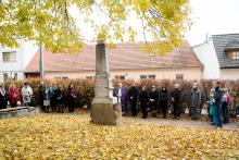 Modlitba u památníku padlých hrdinů