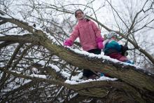 Rozlomený strom u našeho hřiště vytvořil nové prolézací příležitosti