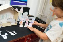 Náš papírový betlém se postupně zalidňuje, i tři králové se přišli poklonit