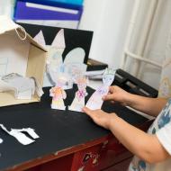 Náš papírový betlém se postupně zalidňuje, i tři králové se přišli poklonit