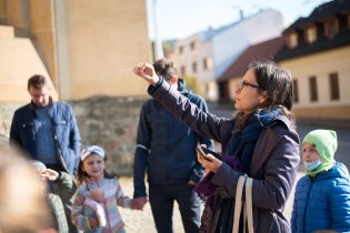 Děti, jestlipak byste se protáhly ouškem této jehly?