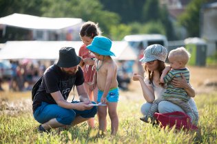 Děti vysvětlují Dalimu, jak se vyznat v bookletu alba, co rozhodně není suchý