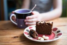 Domácí svačinky s banana bread a café laté taktéž