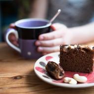Domácí svačinky s banana bread a café laté taktéž