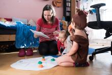 Improvizovaná hostina u improvizovaného kulatého stolu