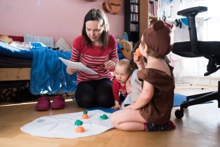 Improvizovaná hostina u improvizovaného kulatého stolu