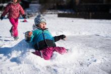 Skok do hromady sněhu slavil úspěch, v jednu chvíli se dokonce proměnil ve skok přes kozu