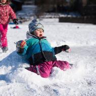Skok do hromady sněhu slavil úspěch, v jednu chvíli se dokonce proměnil ve skok přes kozu