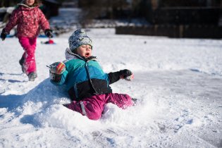 Skok do hromady sněhu slavil úspěch, v jednu chvíli se dokonce proměnil ve skok přes kozu