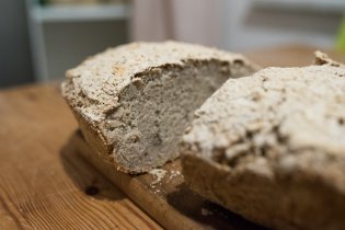 a prvnímu domácímu bezlepkovému kváskovému chlebu