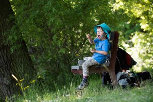 My obědváme ve stínu u rybníka