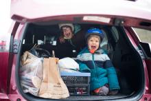 V kufru dědova auta je tak nějak víc místa, a navíc se sám zavírá!