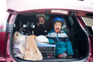 V kufru dědova auta je tak nějak víc místa, a navíc se sám zavírá!