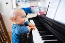 Vikoušek poctivě cvičí sextovou etudu v kurzu pro mírně pokročilé pianisty