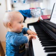 Vikoušek poctivě cvičí sextovou etudu v kurzu pro mírně pokročilé pianisty