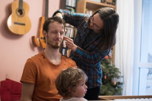 Tom i Radovánek po očku sledují, jestli Lenka postupuje přesně podle Youtube tutoriálu