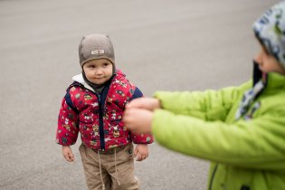 Viki se snaží pochopit, jak se hraje "kotě"