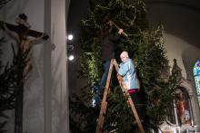 Lenka má pro výškové zdobení novou pomocnici