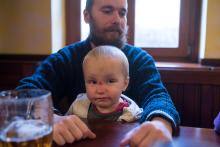 Vikoušek šel čelní střet se schody před farou zapít do blízké restaurace U Polcarů