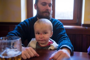 Vikoušek šel čelní střet se schody před farou zapít do blízké restaurace U Polcarů