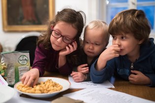 Před prvním setkáním naší synodální skupinky uplácíme děti křupkami, aby nám daly chvilku klidu na práci