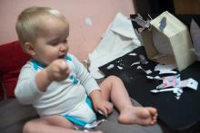 Vikiho nadšení při boření domácího papírového betléma bylo nezměrné (focení pro účely farní soutěže o nej betlém jsme naštěstí stihli!)