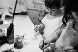 Malování na kameny baví malého i velkou