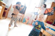 Zdá se, že drama na pozadí nechává Vikiho chladným