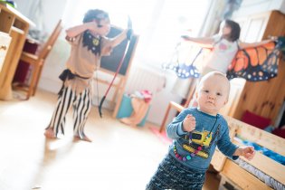 Zdá se, že drama na pozadí nechává Vikiho chladným