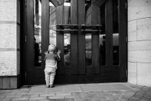 Viki nejspíš obdivuje tu pěknou dřevěnou sochu Panny Marie, kterou mají ve strašnickém kostele