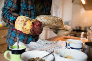 Tento kváskový chléb z celých zrn z formy nejspíš dobrovolně nevyskočí